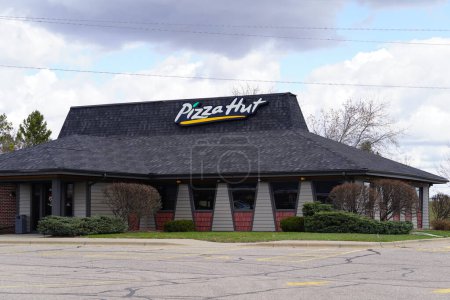 Téléchargez les photos : New Lisbon, Wisconsin États-Unis - avril 12th, 2024 : Panneau de marque Pizza Hut sur le bâtiment du restaurant. - en image libre de droit