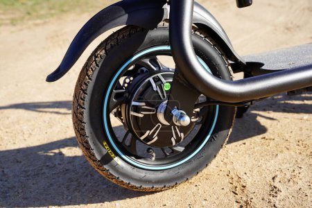 Foto de Nueva Lisboa, Wisconsin, EE.UU. - 13 de abril de 2024: Freno de rueda y montaje de motor eléctrico en una moto scooter eléctrica. - Imagen libre de derechos