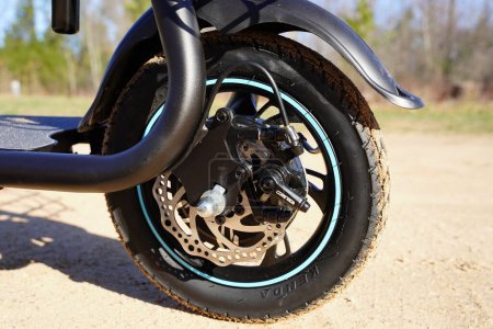 Foto de Nueva Lisboa, Wisconsin, EE.UU. - 13 de abril de 2024: Freno de rueda y montaje de motor eléctrico en una moto scooter eléctrica. - Imagen libre de derechos