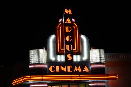Foto de Oshkosh, Wisconsin, Estados Unidos - 13 de abril de 2024: Marcus Cinema Theater sign shlows at night. - Imagen libre de derechos
