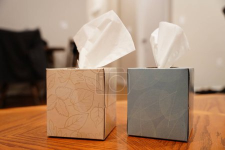 Foto de Cajas de Kleenexs se sientan en una mesa de café. - Imagen libre de derechos
