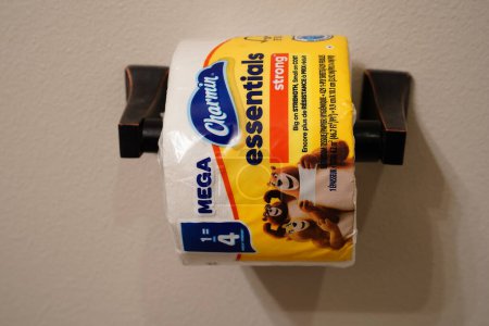 Foto de Fond du Lac, Wisconsin, EE.UU. - 21 de abril de 2024: Rollo individual de Charmin Essentials rollo de papel higiénico fuerte Mega. - Imagen libre de derechos
