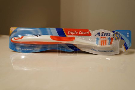 Foto de Fond du Lac, Wisconsin, EE.UU. - 21 de abril de 2024: Colgate pasta de dientes en un cepillo de dientes en un fregadero. - Imagen libre de derechos