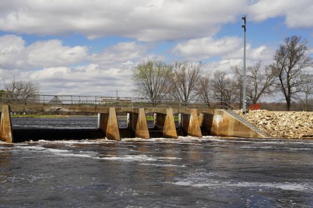 Téléchargez les photos : Barrage en pierre sur une rivière Wisconsin au début du printemps - en image libre de droit