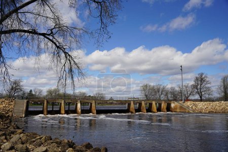 Foto de Presa de agua de piedra en un río Wisconsin durante la primavera temprana - Imagen libre de derechos