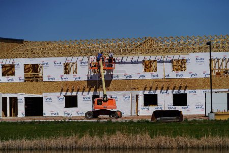 Foto de Oshkosh, Wisconsin, EE.UU. - 26 de abril de 2024: Hombres haciendo construcción en edificios de la comunidad. - Imagen libre de derechos