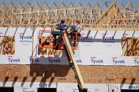 Foto de Oshkosh, Wisconsin, EE.UU. - 26 de abril de 2024: Hombres haciendo construcción en edificios de la comunidad. - Imagen libre de derechos
