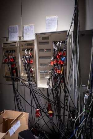 Téléchargez les photos : Dans les coulisses, tous les câbles d'alimentation fonctionnent ensemble pour former un système de distribution d'énergie - en image libre de droit