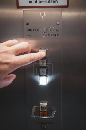 Foto de En un ascensor los botones se presionan - Imagen libre de derechos