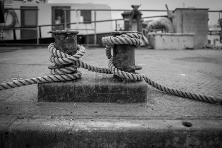 Foto de Cuerda gruesa se enrolla en una pilona en el puerto - Imagen libre de derechos