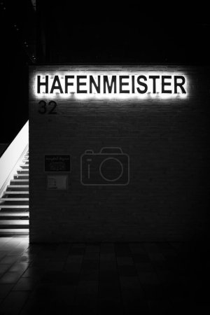 Téléchargez les photos : Le mot allemand Hafenmeister est écrit en lettres vives sur le mur de la maison - en image libre de droit