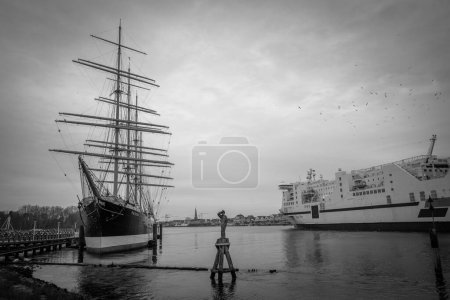 Téléchargez les photos : Le bateau Peter Pan entre dans le port de Luebeck Travemuende à la mer Baltique - en image libre de droit