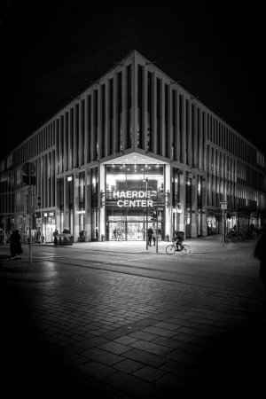 Téléchargez les photos : The Luebeck Haerder Center by night - en image libre de droit