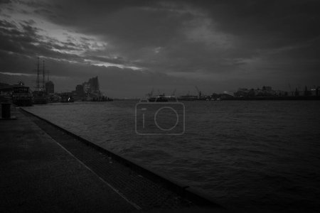 Téléchargez les photos : Le vieux port de Hambourg sous un ciel nuageux - en image libre de droit