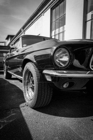 Foto de Un viejo Ford Mustang se encuentra en una reunión de coches clásicos - Imagen libre de derechos