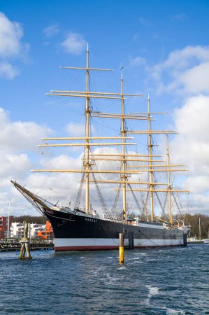 Téléchargez les photos : Le port de Luebeck-Travemuende avec l'ancien voilier Passat - en image libre de droit
