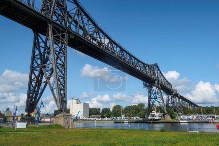 Téléchargez les photos : Au pont élevé historique de véhicules de Rendsburg sont transportés par un ferry flottant - en image libre de droit
