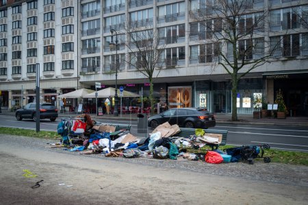 Téléchargez les photos : Les sans-abri ont ramassé d'énormes quantités d'ordures dans la rue - en image libre de droit