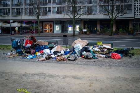 Téléchargez les photos : Les sans-abri ont ramassé d'énormes quantités d'ordures dans la rue - en image libre de droit