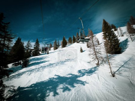 Téléchargez les photos : Un télésiège dans le domaine skiable en hiver - en image libre de droit