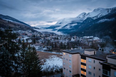 Die Stadt Scuol in der Schweiz im Morgengrauen