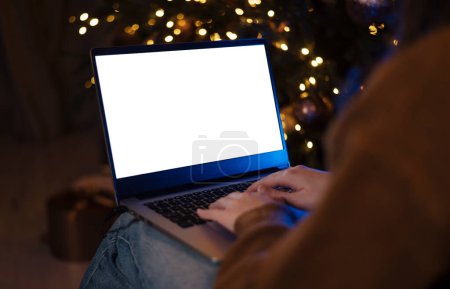 Téléchargez les photos : Femme travailler sur ordinateur portable la nuit avec écran d'affichage vierge avec espace de copie maquette. Concept d'achats en ligne, réductions ou en ligne. - en image libre de droit