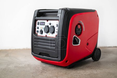Téléchargez les photos : Générateur d'inverseur fournissant de l'énergie à une petite entreprise dans le garage. - en image libre de droit
