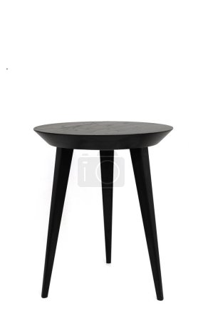 Téléchargez les photos : Table basse ronde en bois noir sur trois pieds avec une belle texture en bois. Isolé sur fond blanc - en image libre de droit