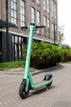 Téléchargez les photos : Parking scooter électrique moderne dans la rue. tour de transport - en image libre de droit