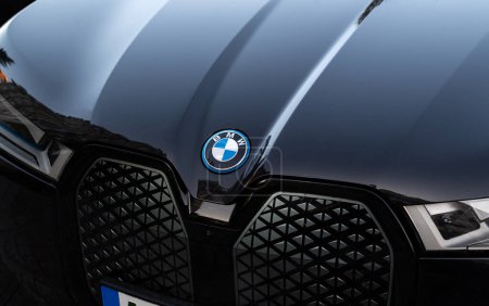 Téléchargez les photos : Kiev, Ukraine - Août, 2023 : Emblème de BMW i en bordure sombre sur le capot de la voiture électrique gros plan - en image libre de droit