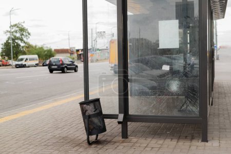 Cristales rotos en la parada del autobús. Estación de transporte público vandalizada por las ventanas de cristal. grietas de vidrio templado