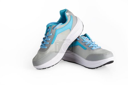 Téléchargez les photos : Une paire de chaussures de running femme bleu gris isolé sur fond blanc. - en image libre de droit
