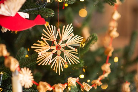 Téléchargez les photos : Décoration d'arbre de Noël à la main à partir de paille. Photo de haute qualité - en image libre de droit