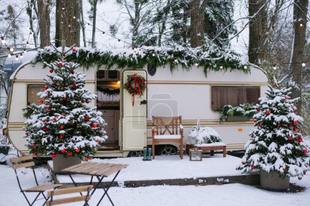 Téléchargez les photos : Ambiance festive - lumières, couvertures rouges, arbres de Noël. Caravane camping. mobile home remorque - en image libre de droit