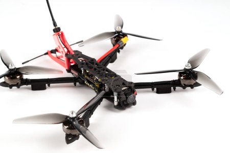 Photo d'un faire vous-même quadcopter fpv sur un fond blanc. Drone FPV de combat moderne sur la radio-commande. munitions à faible coût errant pour la guerre moderne 