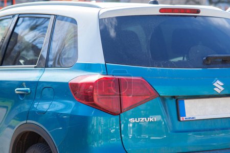 Téléchargez les photos : Kiev, Ukraine. Le 6 avril 2024. Suzuki Vitara bleue, Gros plan sur les détails de la voiture : feux arrière rouges du VUS. Photo de haute qualité - en image libre de droit