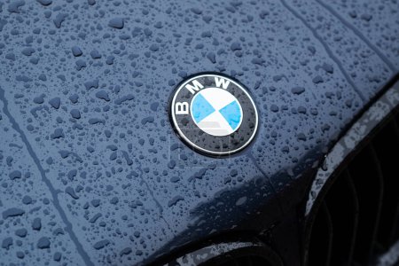 Téléchargez les photos : Kiev, Ukraine - Avril, 2024 : Emblème de BMW i à bord sombre sur le capot de la voiture électrique gros plan. - en image libre de droit