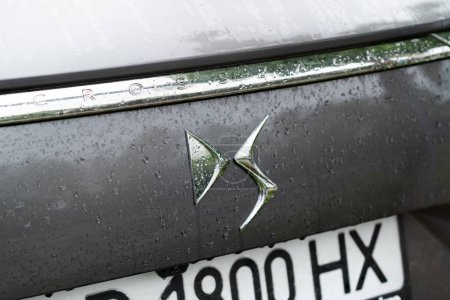 Téléchargez les photos : Kiev, Ukraine - avril 2024. D 7 Crossback logo extérieur de voiture close-up avec des gouttes d'eau. - en image libre de droit