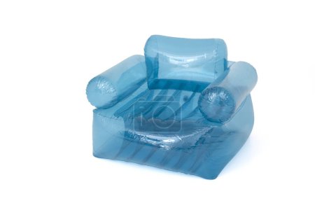aufblasbarer transparenter blauer Stuhl isoliert auf weiß. Hochwertiges Foto