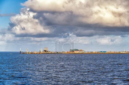 Foto de Puerto de ferries y presa en los pantanos de sal, Países Bajos, Frisia, Holwerd - Imagen libre de derechos