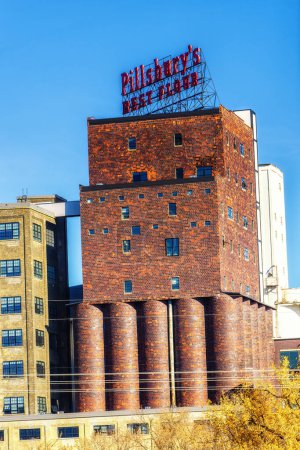 Foto de Minneapolis, Minnesota - 31 de octubre de 2022: Molino de harina de Pillsbury a lo largo del río Mississippi en el medio oeste de Estados Unidos. Producir productos de panadería y alimentos. - Imagen libre de derechos