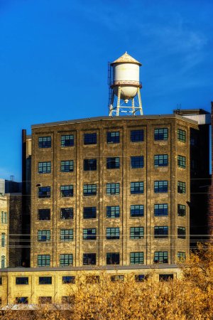 Téléchargez les photos : Minneapolis, Minnesota - 31 octobre 2022 : Moulin à farine Pillsbury le long du fleuve Mississippi dans le Midwest des États-Unis. Produire des produits de boulangerie et des aliments. - en image libre de droit