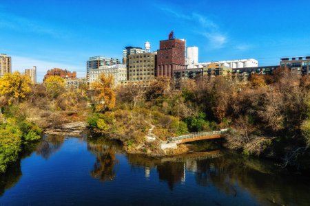 Foto de Minneapolis, Minnesota - 31 de octubre de 2022: Molino de harina de Pillsbury a lo largo del río Mississippi en el medio oeste de Estados Unidos. Producir productos de panadería y alimentos. - Imagen libre de derechos