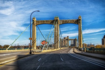 Foto de Minneapolis, Minnesota - 31 de octubre de 2022: El puente del Padre Louis Hennepin en el centro de Minneapolis Minnesota - Imagen libre de derechos