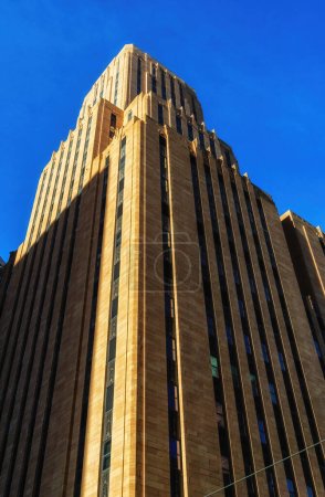 Téléchargez les photos : Minneapolis, Minnesota - 31 octobre 2022 : Le Wells Fargo Building s'élève au-dessus du quartier du centre-ville de Minneapolis, Minnesota - en image libre de droit
