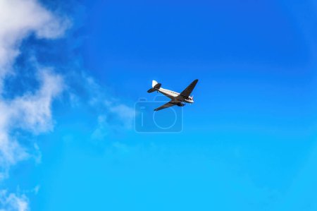 Téléchargez les photos : Avion Douglas DC-3 Dakota classique en vol contre un ciel bleu. - en image libre de droit