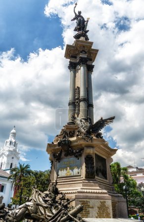 Foto de Monument to the independence heroes in center of Quito at Plaza Grande, Ecuador - Imagen libre de derechos