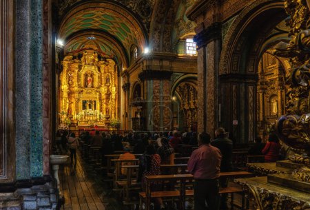 Téléchargez les photos : Quito, Ecuador - 24 November 2022: People praying  in the church of El Sagrario in the historic center of Quito - en image libre de droit