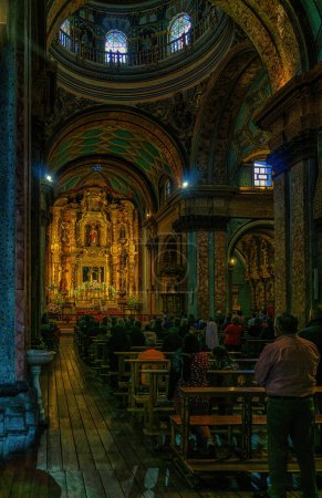 Foto de Quito, Ecuador - 24 November 2022: People praying  in the church of El Sagrario in the historic center of Quito - Imagen libre de derechos