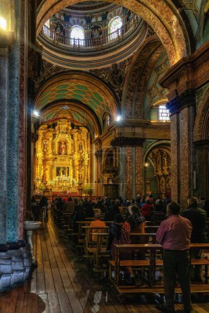 Téléchargez les photos : Quito, Ecuador - 24 November 2022: People praying  in the church of El Sagrario in the historic center of Quito - en image libre de droit
